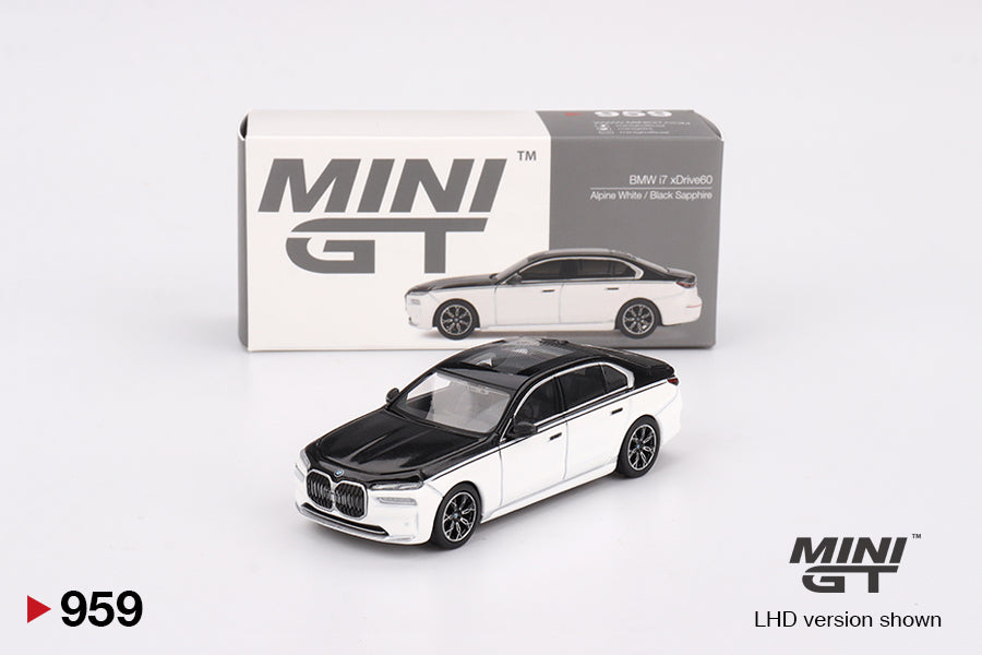 MINI GT 1:64 BMW i7 xDrive60 – Alpine White / Black Sapphire