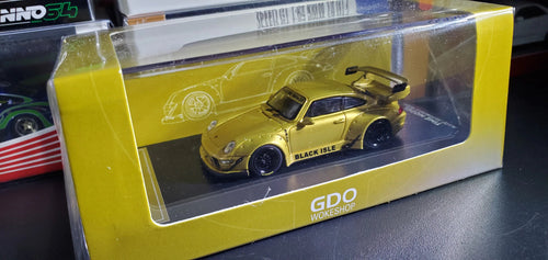 GDO Workshop Porsche 911 RWB Black Isle Gold 1:64 – front three-quarter view in collector box