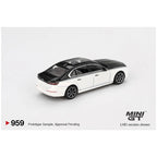 MINI GT 1:64 BMW i7 xDrive60 – Alpine White / Black Sapphire