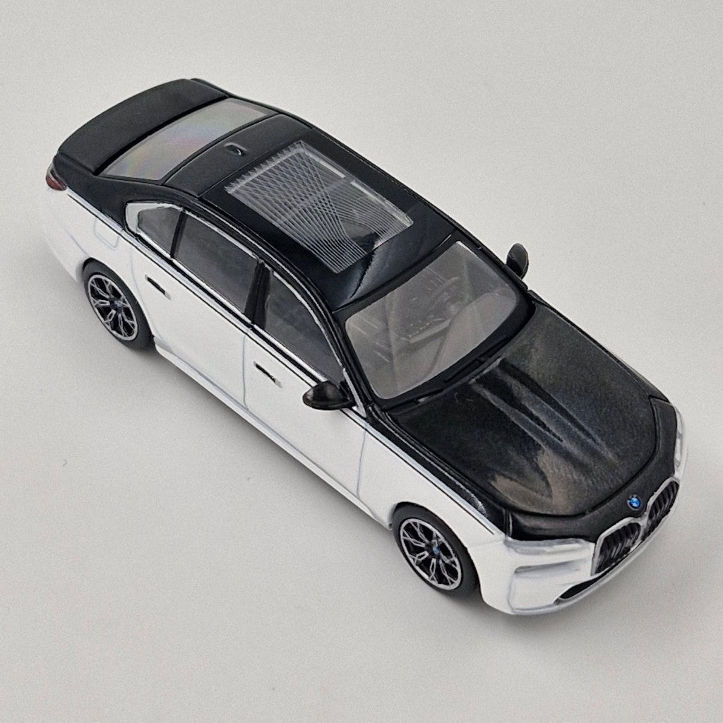 MINI GT 1:64 BMW i7 xDrive60 – Alpine White / Black Sapphire
