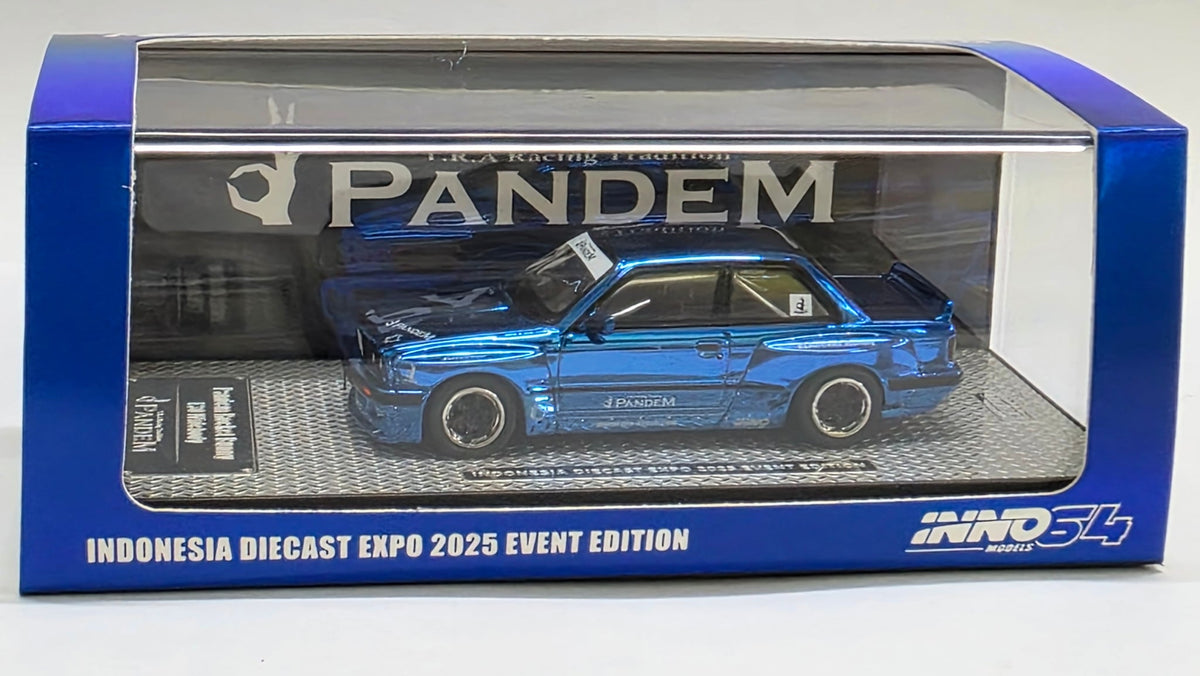 INNO64 BMW E30 Pandem Blue IDE 2025 – Side view in original display case