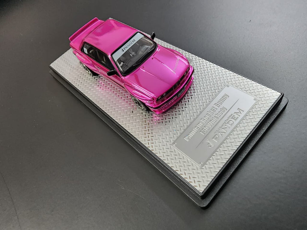 INNO64 BMW E30 Pink Chrome Chase IDE 2025 – Front three-quarter view