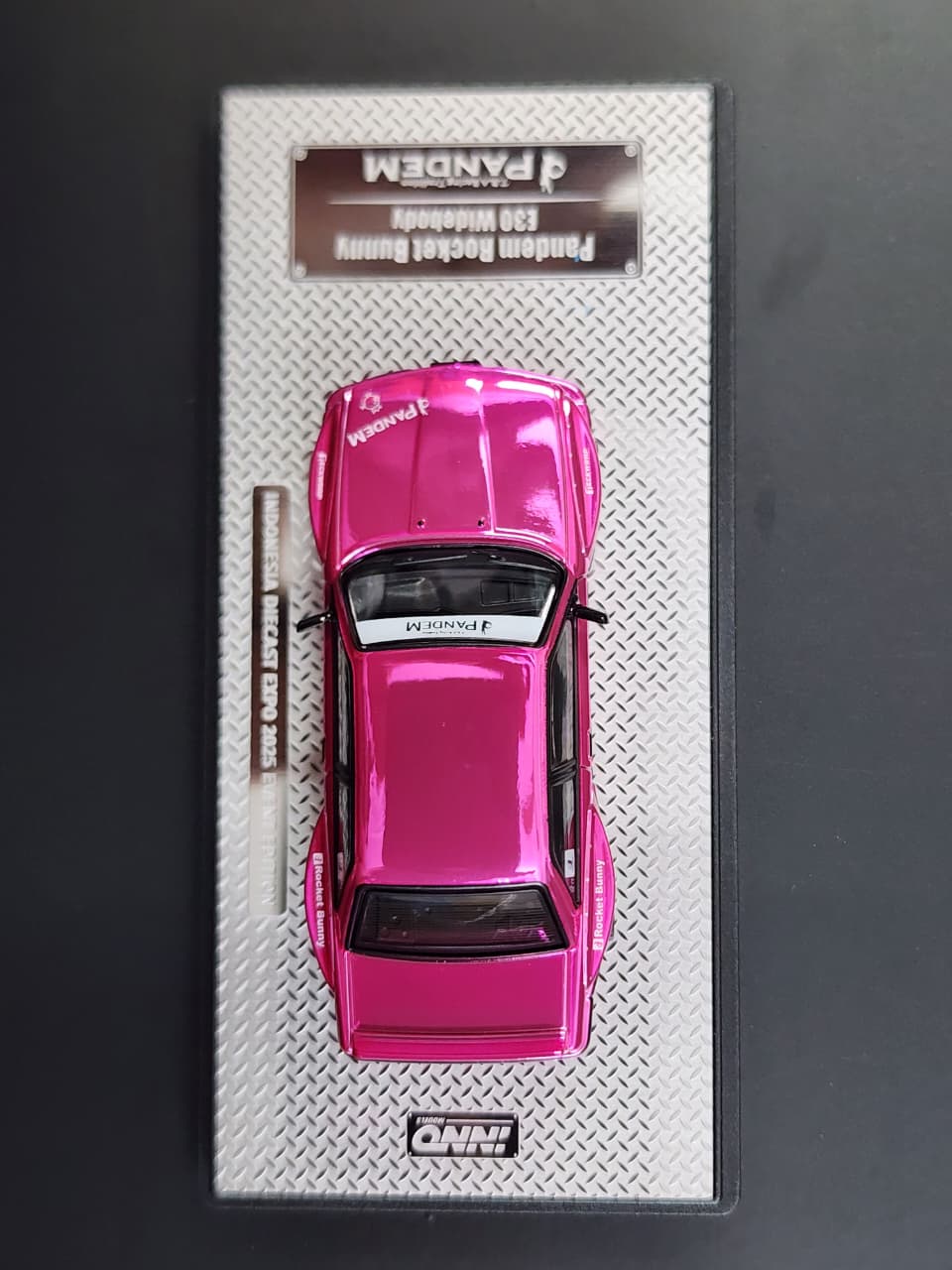 INNO64 BMW E30 Pink Chrome Chase IDE 2025 – Top view