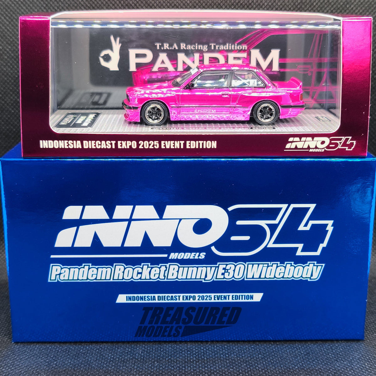 INNO64 BMW E30 Pink Chrome Chase IDE 2025 – Side view in original event packaging