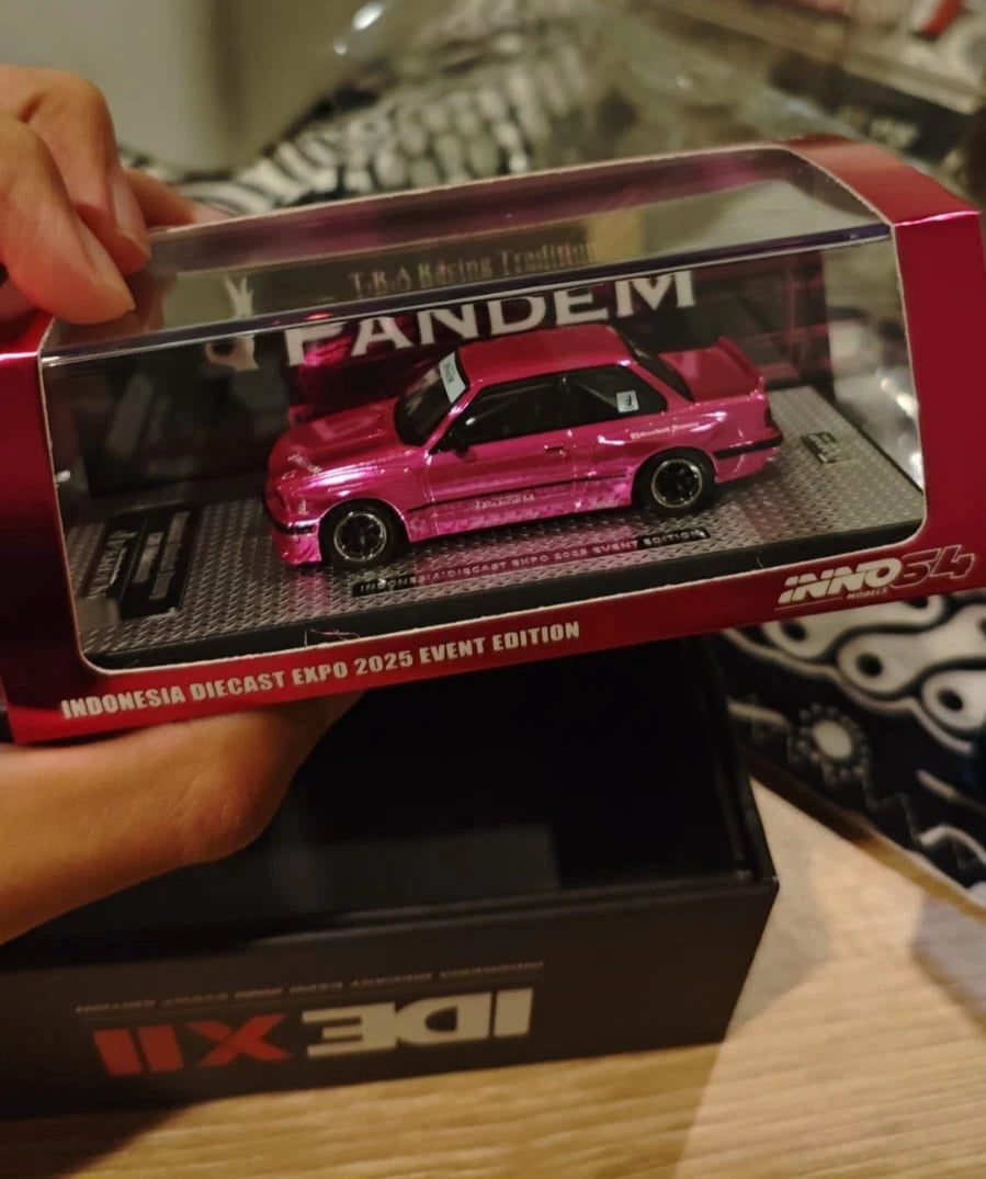 INNO64 BMW E30 Pink Chrome Chase IDE 2025 – Angled view in pink event packaging