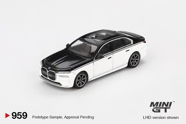 MINI GT 1:64 BMW i7 xDrive60 – Alpine White / Black Sapphire