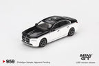 MINI GT 1:64 BMW i7 xDrive60 – Alpine White / Black Sapphire