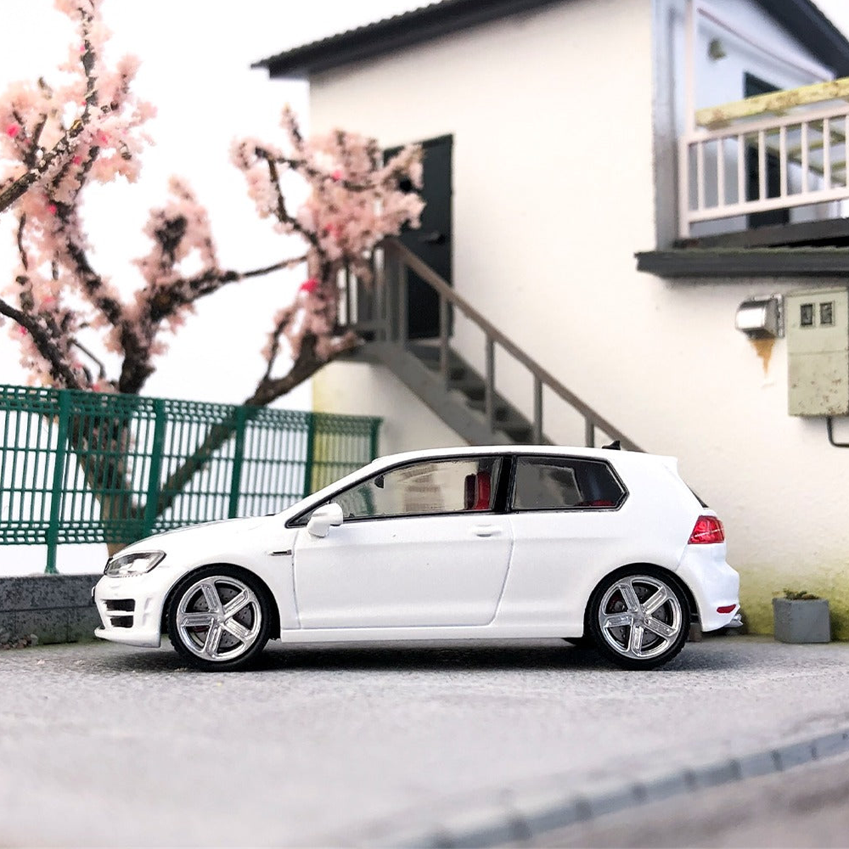 ZOOM Volkswagen Golf VII R white — side profile with chrome five-spoke wheels